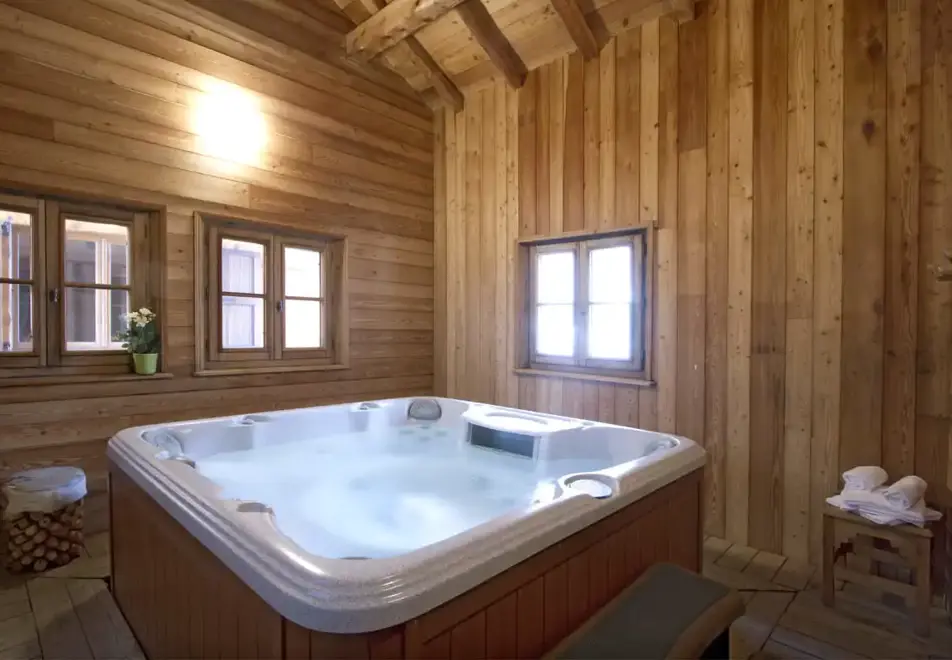 Chalet Chartreuse, Les Deux Alpes (self catered chalet) - Hot tub