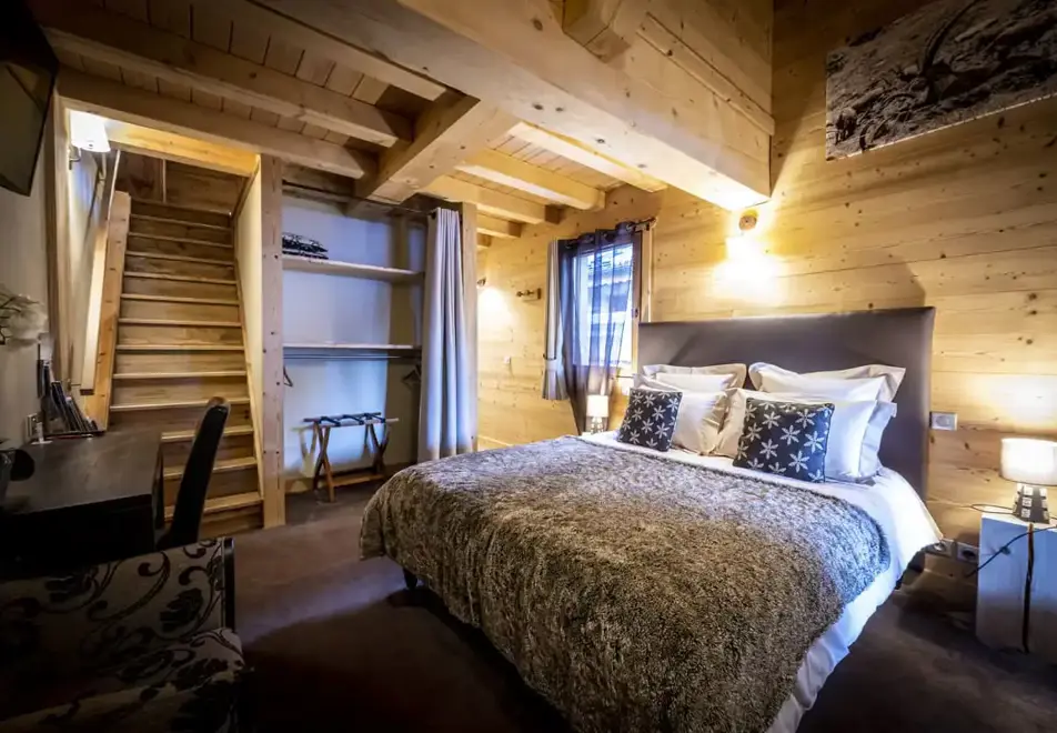 Chalet Pierre 1, Plagne 1800 (self catered chalet) - Double bedroom