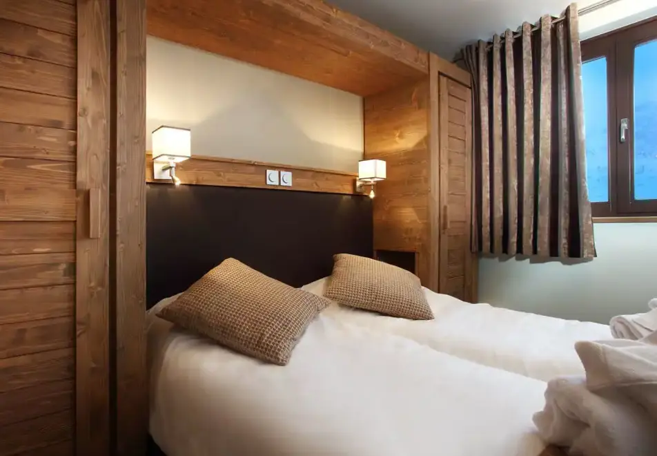 La Source des Arcs, Arcs 2000 (self catered apartments) - Typical twin bedroom style