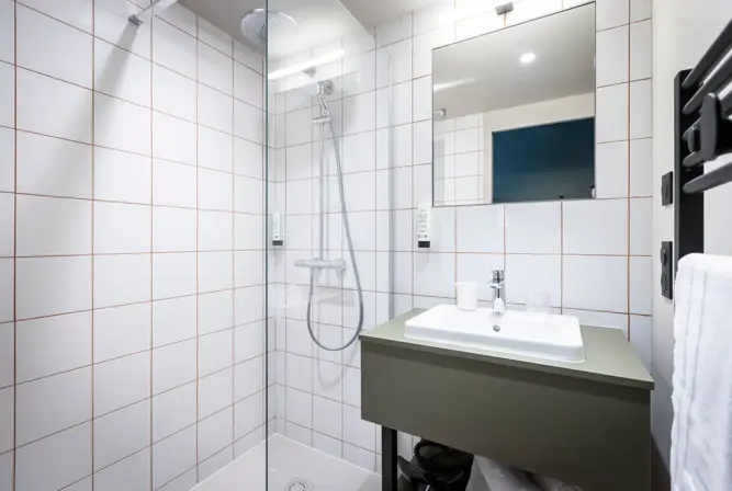 Daffy Briançon shower room credit ManuReyboz.webp