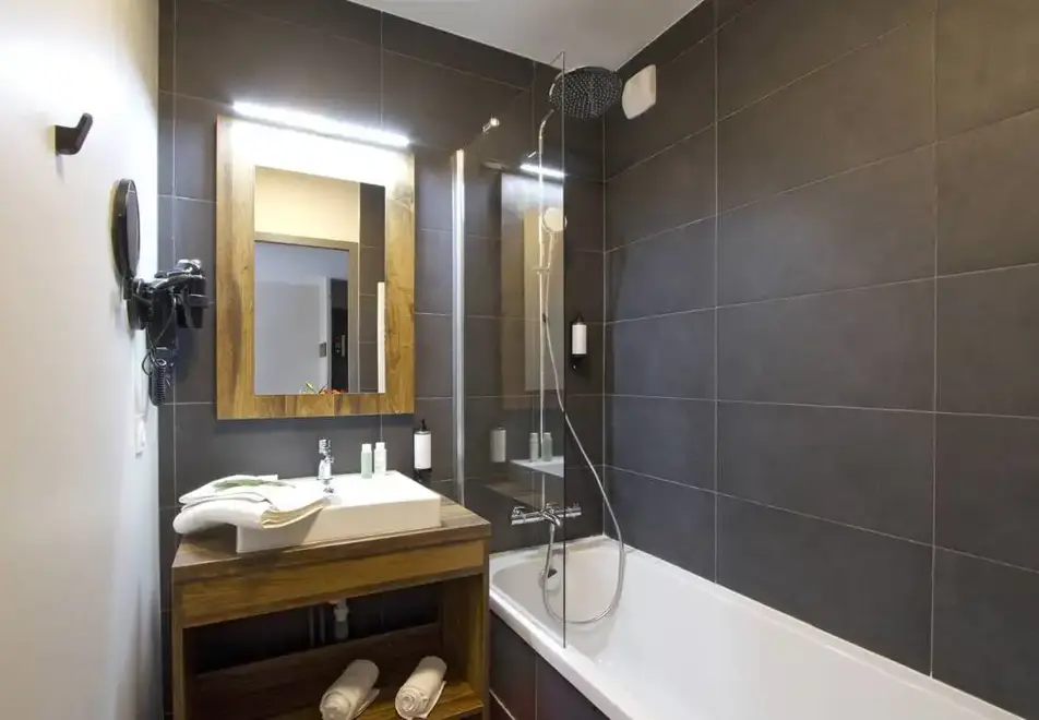 Eclose, Alpe d'Huez (self catered apartments) - Typical bathroom style