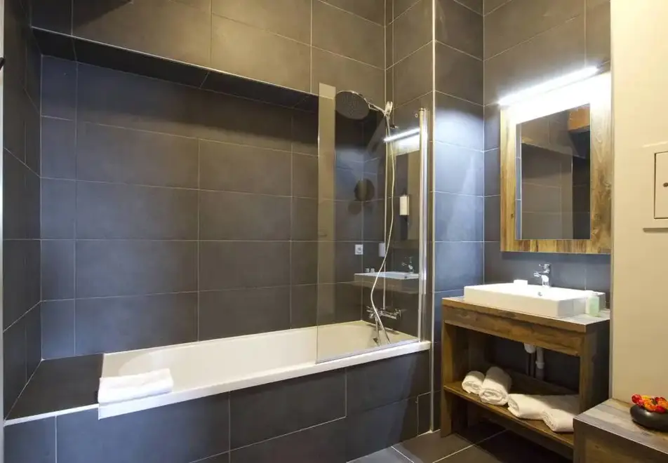 Eclose, Alpe d'Huez (self catered apartments) - Typical bathroom style