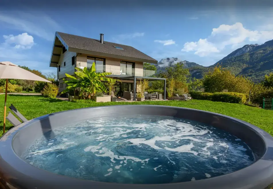 Chalet Lomatika, Lake Annecy (self catered chalet) - Hot tub