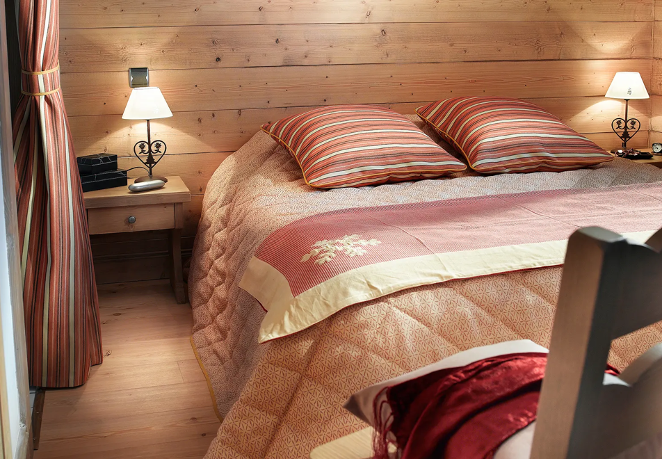 La Ferme du Val Claret (self catered apartments), Tignes Val Claret - Typical double bedroom style