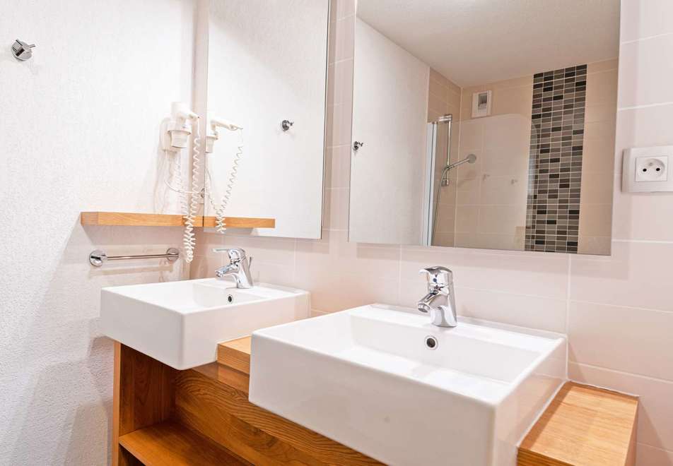 Les Chalets de Emeraude, Les Saisies (self catered apartments) - Typical bathroom style