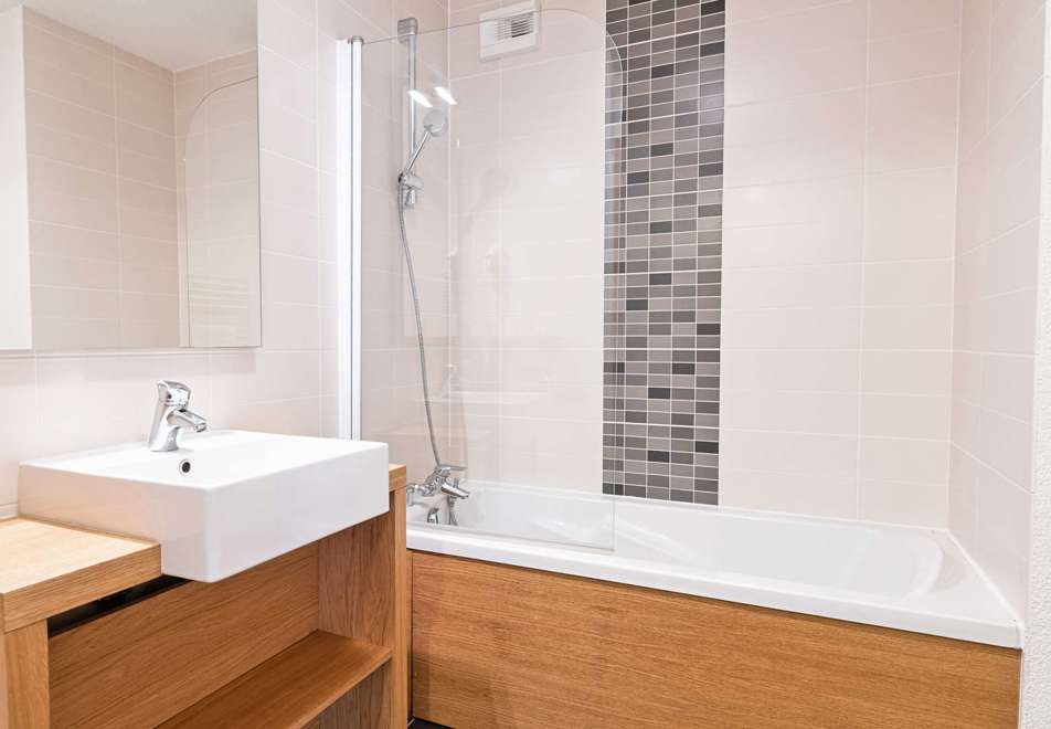 Les Chalets de Emeraude, Les Saisies (self catered apartments) - Typical bathroom style