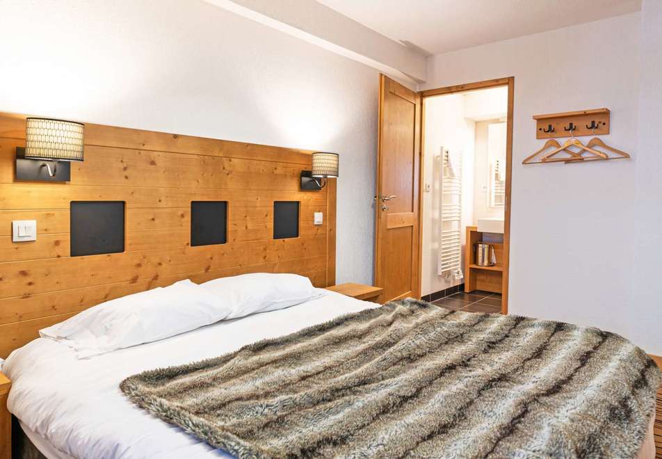 Les Chalets de Emeraude, Les Saisies (self catered apartments) - Typical double bedroom style