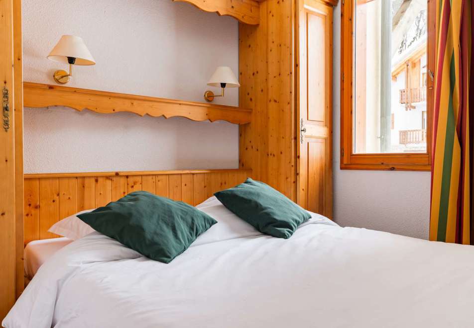 Les Chalets du Galibier, Valloire (self catered apartments) - Typical double bedroom style