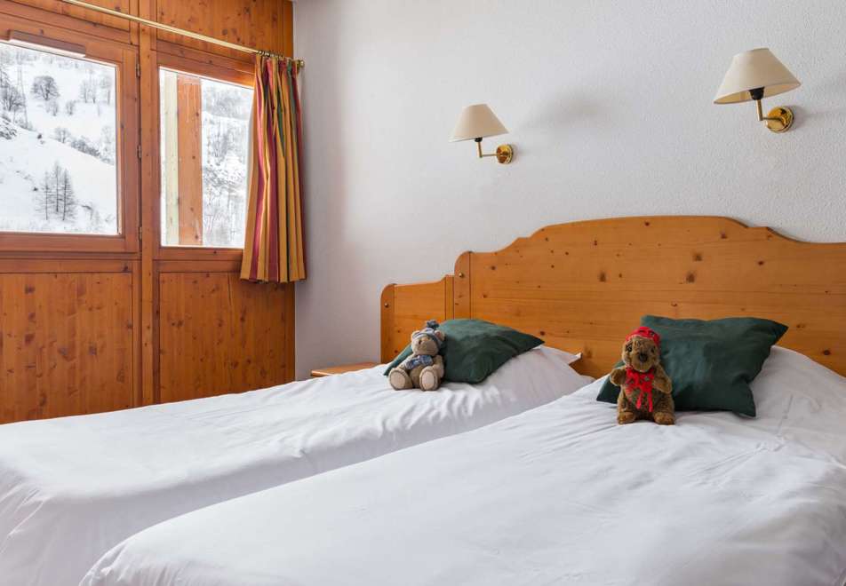 Les Chalets du Galibier, Valloire (self catered apartments) - Typical twin bedroom style