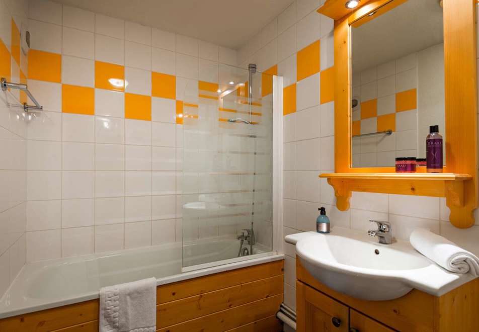 Les Chalets du Galibier, Valloire (self catered apartments) - Typical bathroom style