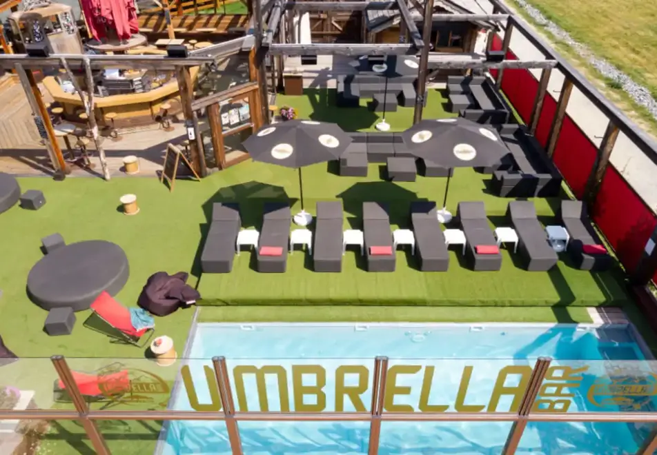 Cote Brune, Les 2 Alpes (hotel) - Umbrella bar/terrace/small pool
