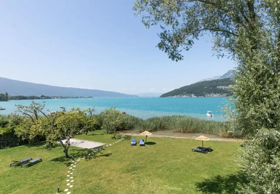 Villa Caroline, Lake Annecy - Large garden area