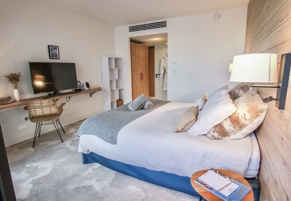 Villa Caroline, Lake Annecy - Typical garden view style room