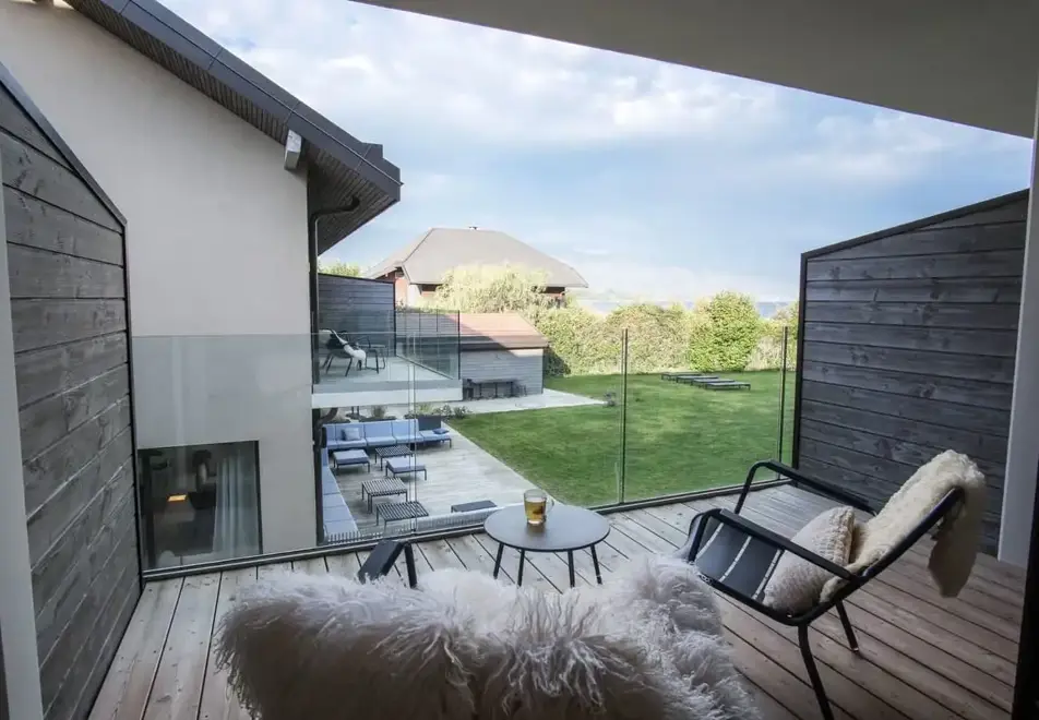 Villa Caroline, Lake Annecy - Typical garden view style room