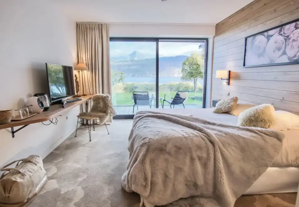 Villa Caroline, Lake Annecy - Typical lake view style room