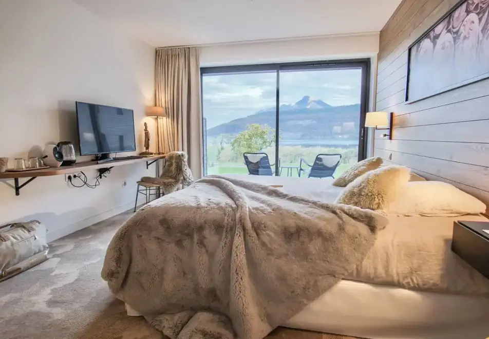 Villa Caroline, Lake Annecy - Typical lake view style room