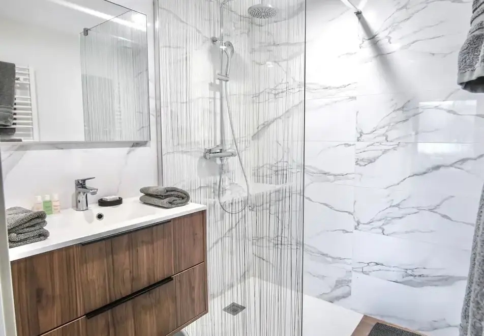 Villa Caroline, Lake Annecy - Typical lake view style room