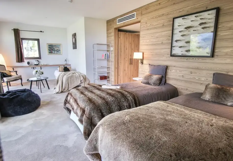 Villa Caroline, Lake Annecy - Typical junior style room