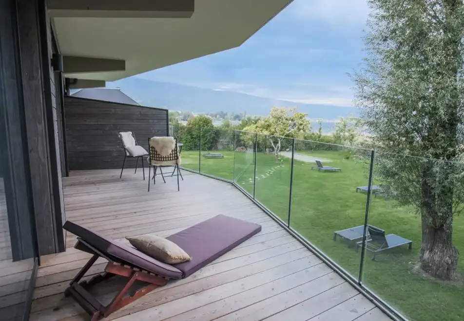 Villa Caroline, Lake Annecy - Typical junior style room