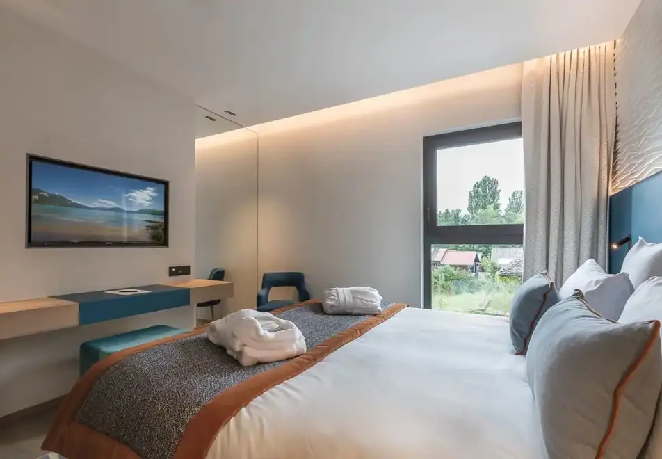 Le Rivage Hotel & Spa, Annecy (hotel) - Typical room style (no balcony)
