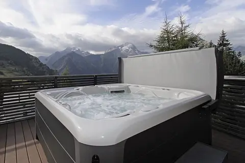 Snow Lodge, Les Deux Alpes (self catered chalet) - Hot tub