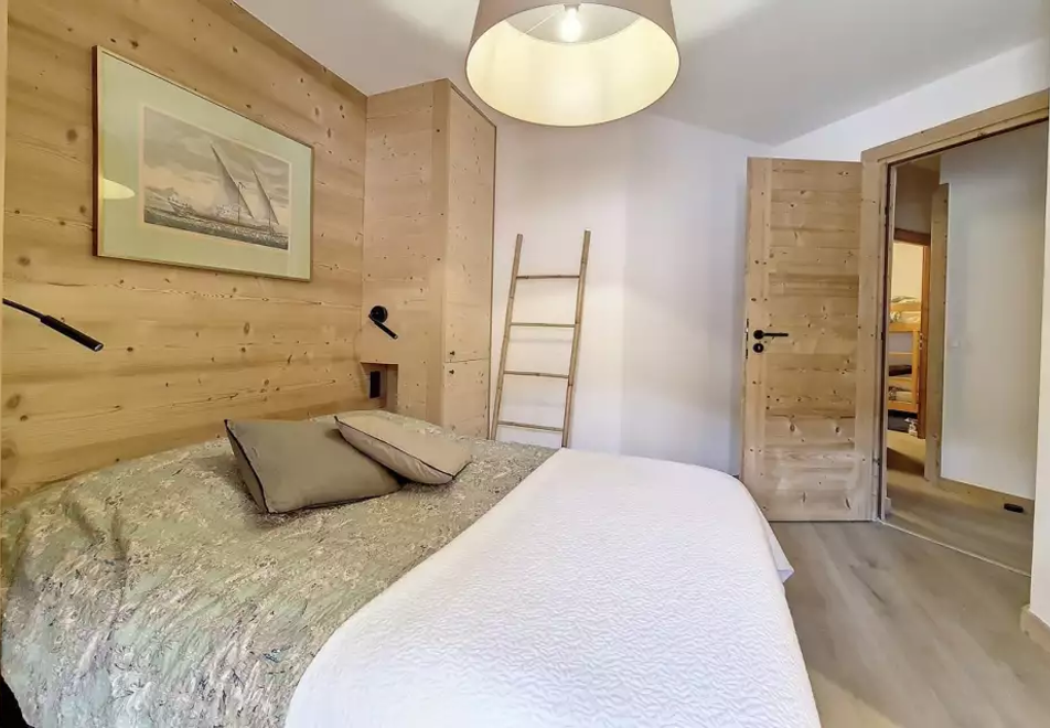 3 bedroom apartment in Saint Martin de Belleville (self catered) - Double bedroom with en-suite