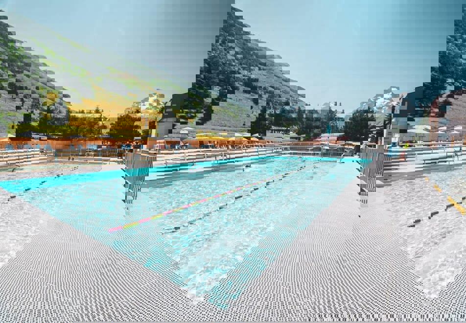 Les Deux Alpes alpine resort - Outdoor pools