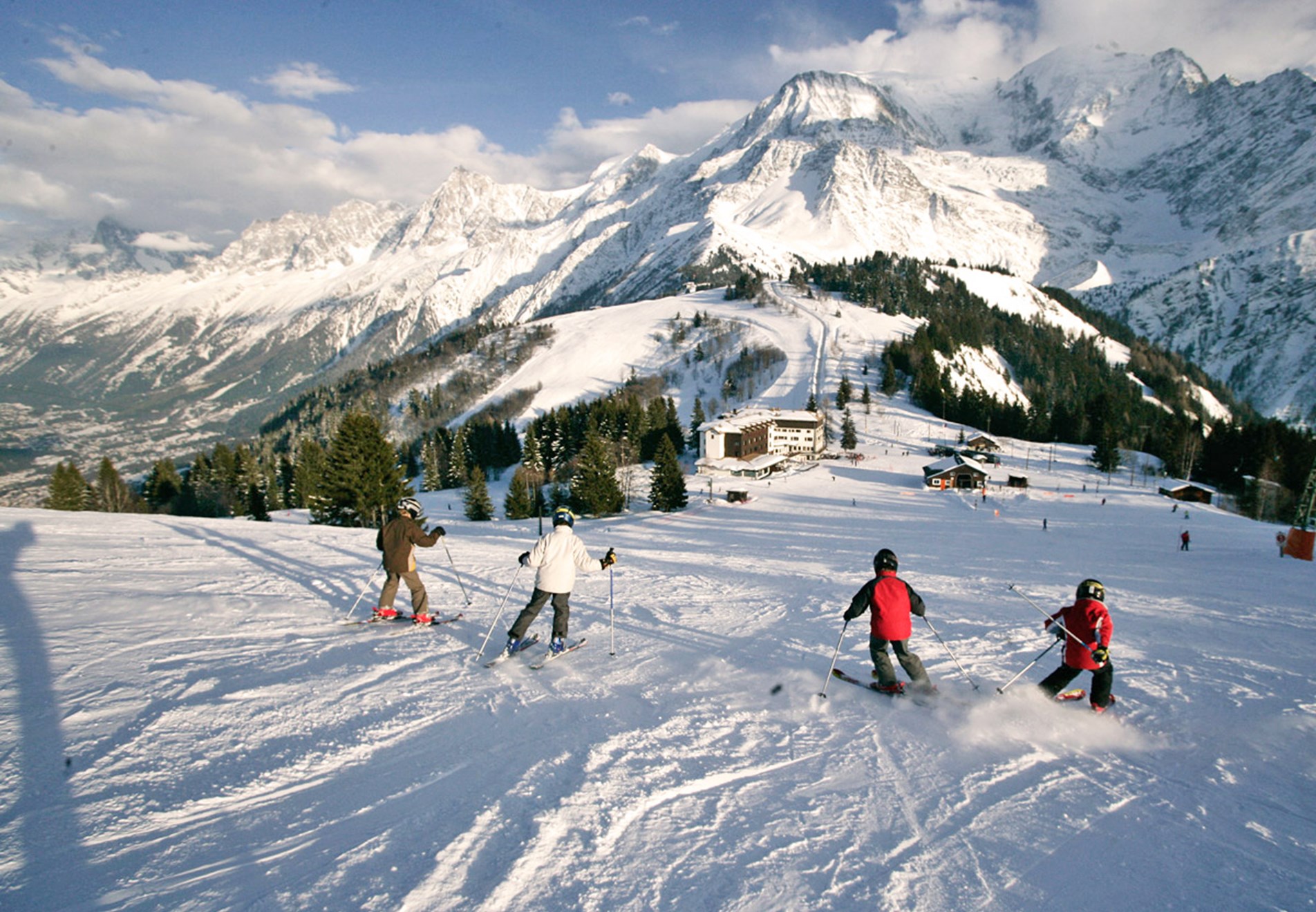 Alps ski skiing. Шамони Монблан Франция. Шамони Франция горнолыжный курорт. Шамони Монблан горы. Альпы Швейцария Шамони.