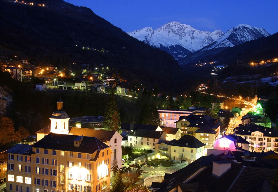 Brides les Bains at night