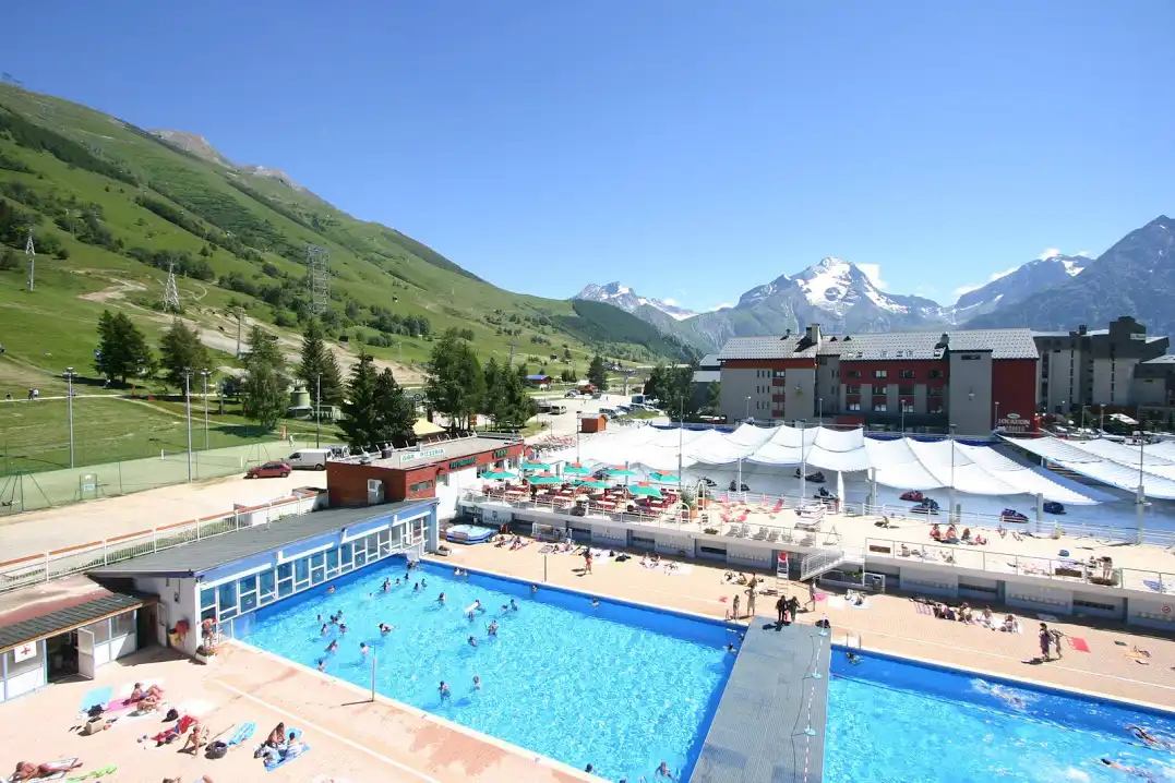 Les Deux Alpes alpine resort - Outdoor pools