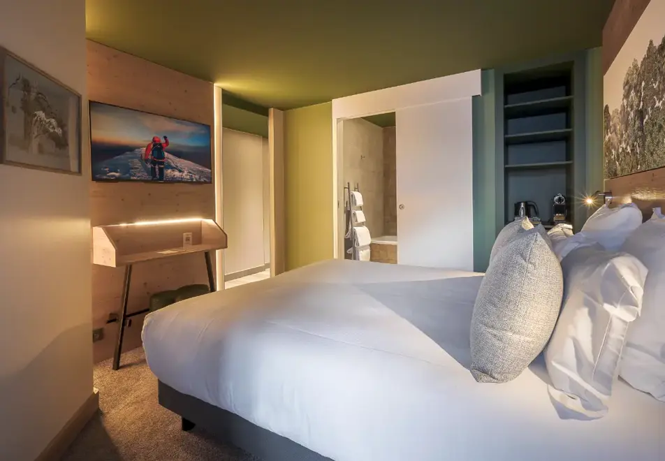 Hotel Lykke, Chamonix (hotel) - Typical classic double room style