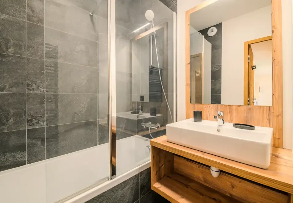 Source de Canopee, Saint Gervais les Bains - Typical 2 bed alc 6 (©AndrewClifforth)