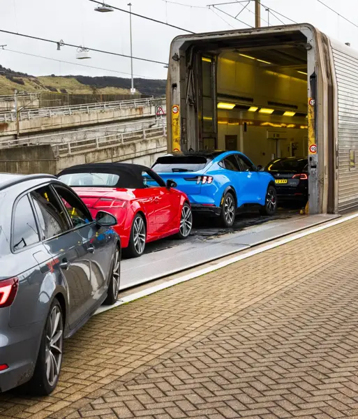 HEADER-Eurotunnel travel Le Shuttle cars boarding-2000px.webp