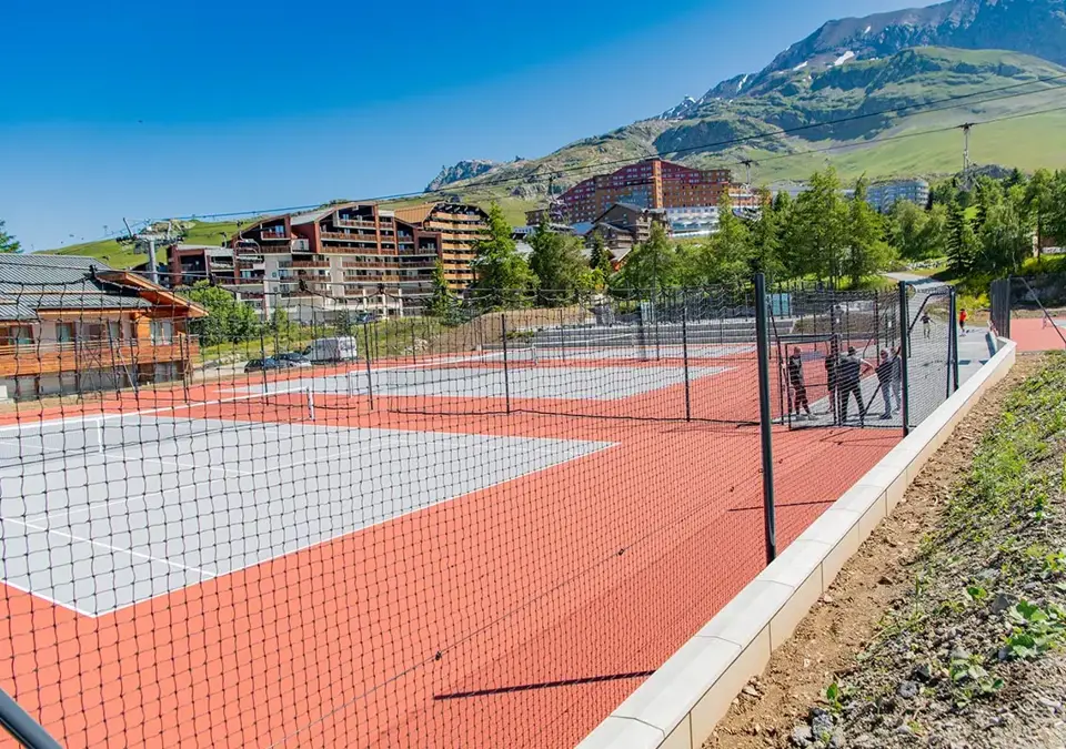 Alpe d'Huez outdoor tennis.webp
