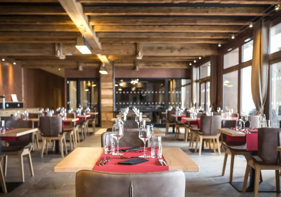 Hotel St Charles restaurant-Val Cenis.webp