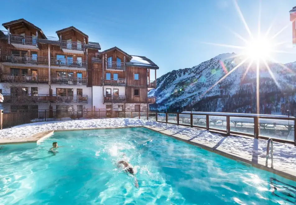 Hameau des Airelles, Montgenevre (self catered apartments) - Outdoor pool (©Manureyboz)