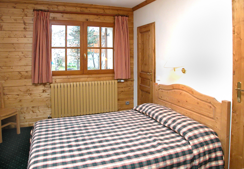 Alpina Lodge, Les 2 Alpes (self catered apartment) - Bedroom