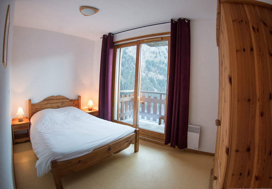 Chalet Mary, Vaujany (self catered apartment) - Double bedroom