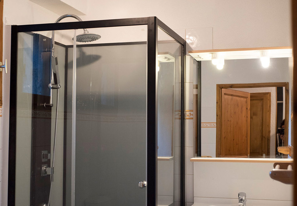 Chalet Mary, Vaujany (self catered apartment) - Shower room