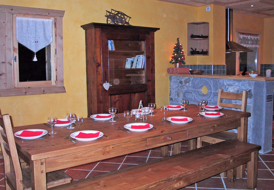 Chalet La Remise, Samoens (self catered chalet) Dining area
