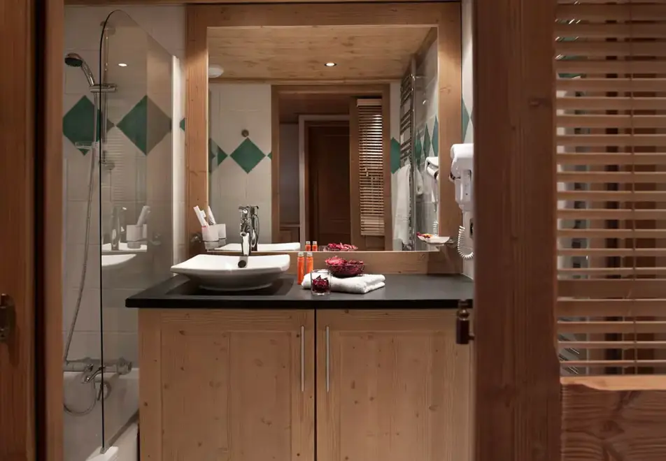 Les Chalets du Jouvence, Les Carroz (self catered apartments) - Bathroom