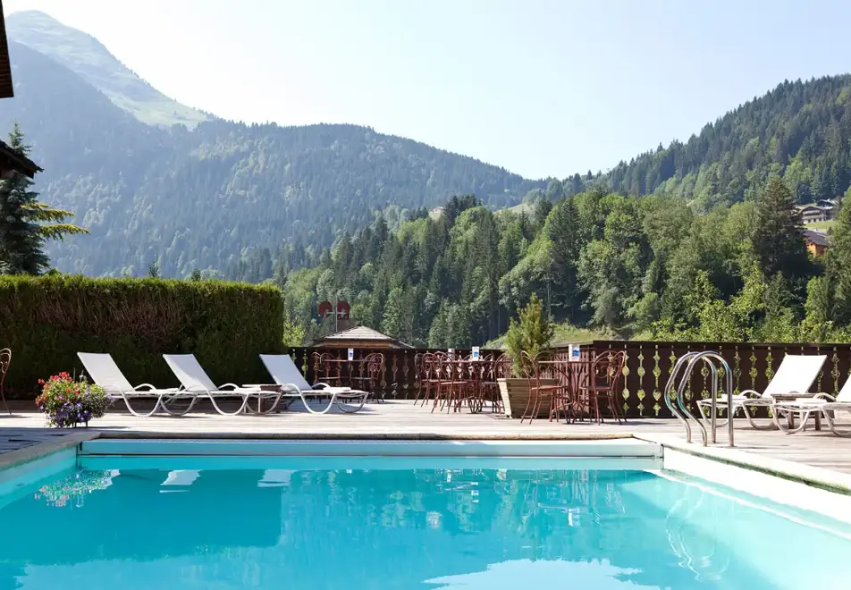 Le Petit Dru, Morzine (hotel) - Outdoor pool