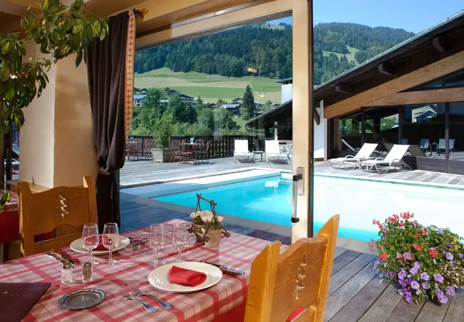 Le Petit Dru, Morzine (hotel) - Outdoor pool