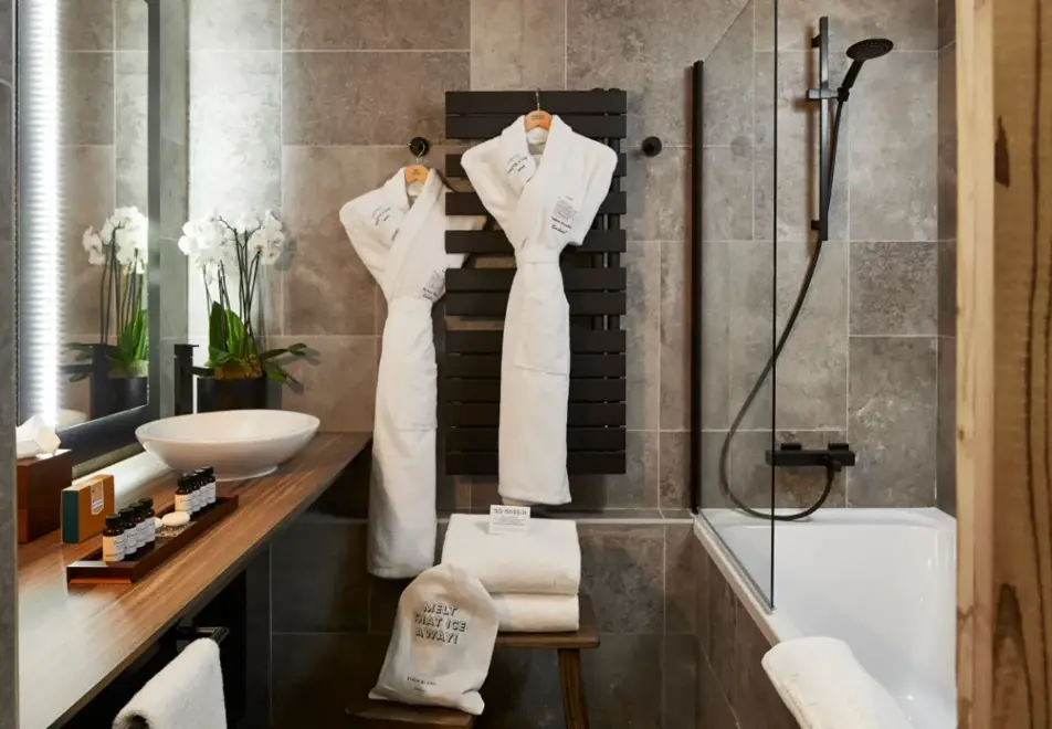 Ecrin Blanc, Courchevel 1650 (hotel) - Typical superior large suite style