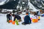 Construction-igloo-©Marina-Kokkelink-Office-de-Tourisme-de-Pralognan-la-Vanoise.webp
