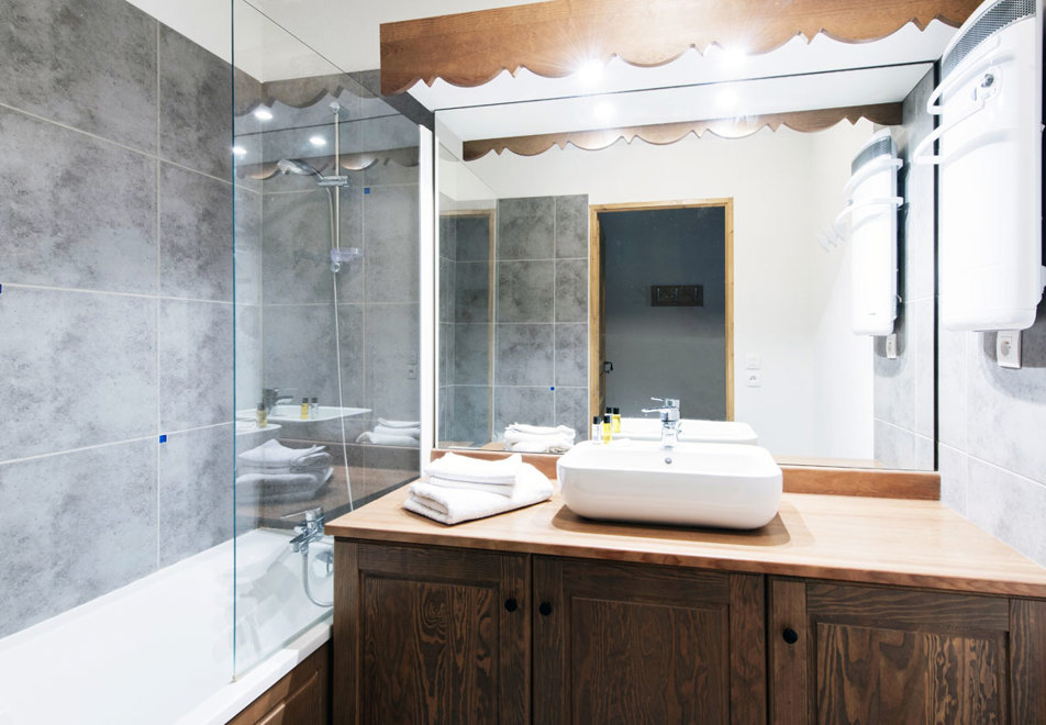 Grand Ermitage, Chatel (self catered apartments) - Bathroom