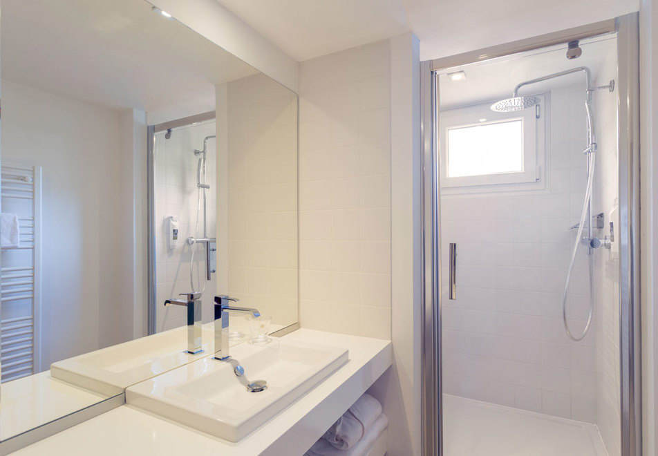 Grand Hotel des Thermes, Brides-les-Bains (Hotel) - Shower Room