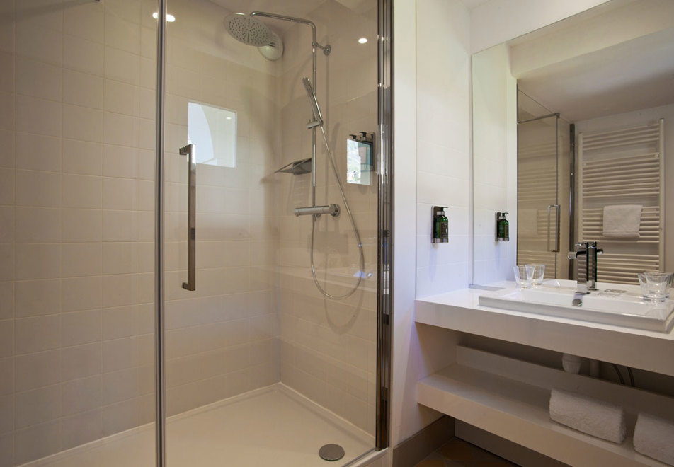 Grand Hotel des Thermes, Brides-les-Bains (Hotel) - Shower Room