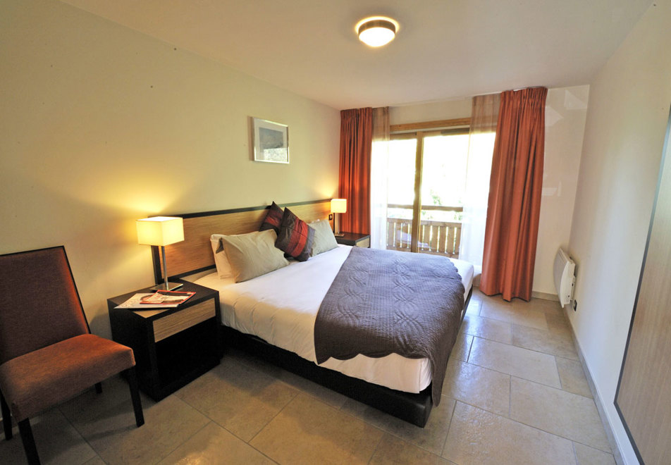 Adret, Serre Chevalier (self catered apartment) - Double bedroom