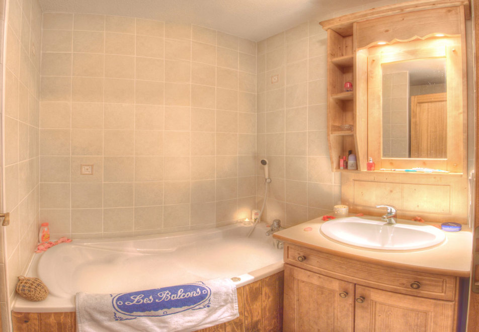 Les Balcons de Village, Val Cenis (Self catered apartments) - Shower room